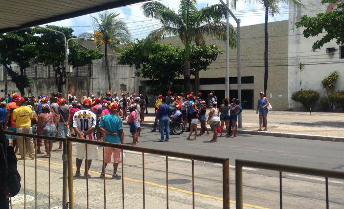 Integrantes do MTST interditaram a Avenida Cais do Apolo, em frente  sede da Prefeitura do Recife. Foto: Isabella Verssimo/ Esp. DP

 