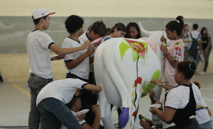 Estudantes da rede municipal pintam vaca do CowParade. Foto: Divulgao/ PCR