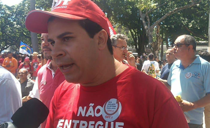 "Estamos aqui para colocar a verso dos trabalhadores", disse Carlos Veras, presidente da CUT em Pernambuco. Foto: Samuel Calado/ Esp DP.