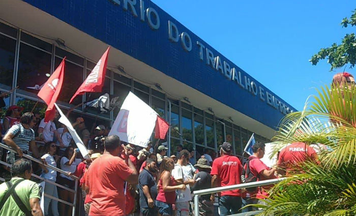 Manifestantes seguiram em passeata at a sede do Ministrio do Trabalho. Foto: Samuel Calado/ Esp DP.