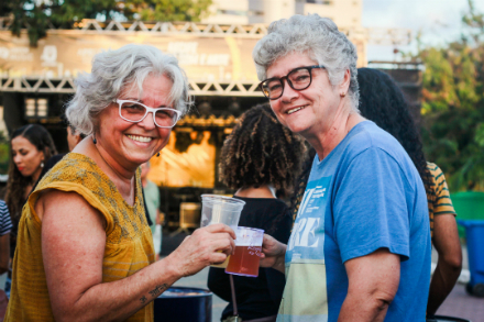 Sandra Cavalcanti e Bete Nbrega costumam frequentar eventos de cerveja artesanal pela variedade de opes. Foto: Thalyta Tavares/Esp.DP