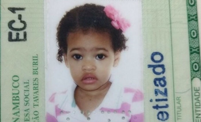 Adriana Lemos Pereira do Nascimento, de seis anos de idade, nica sobrevivente, est internada no Hospital Geral do Estado, em Salvador. Foto: Reproduo/ Internet