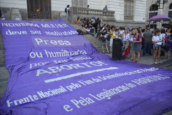 Mulheres protestam, na Cinelndia, contra PEC 181 que pode criminalizar todas as formas de aborto no pas. Foto: Tomaz Silva/Agncia Brasil