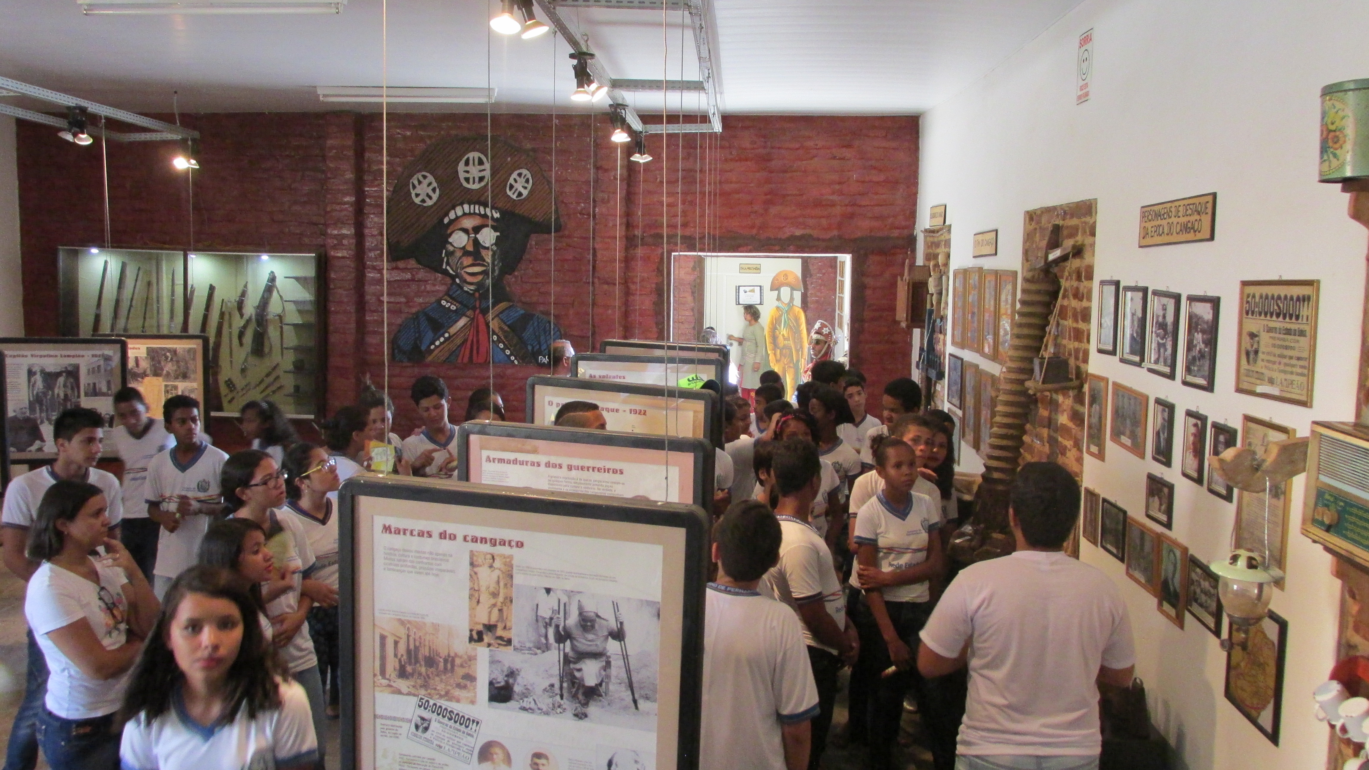 Estudantes de Serra Talhada participam de encerramento do Projeto Passeando pela Histria - Museu do Cangao. Foto: Divulgao