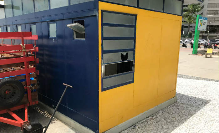 Sala que guarda material das aulas teve janelas quebradas. Foto: Julio Jacobina/DP (Foto: Julio Jacobina/DP)