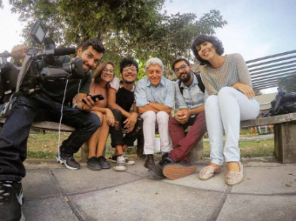 Caco com os estudantes Luana Ferraz, Bruno Vincius, Thiago Santos e Ademara Thalyta no Centro de Artes e Comunicao da UFPE. Foto: Faxcebook/Reproduo