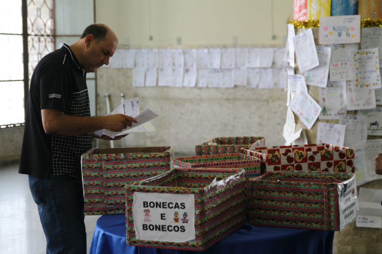 Andr Silva de Souza foi  Campanha Papai Noel dos Correios escolher algumas cartinhas. Foto: Jlio Jacobina/DP