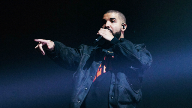 Drake ameaou descer o palco e agredir homem que 'passava a mo' em mulheres da plateia. Foto: AFP