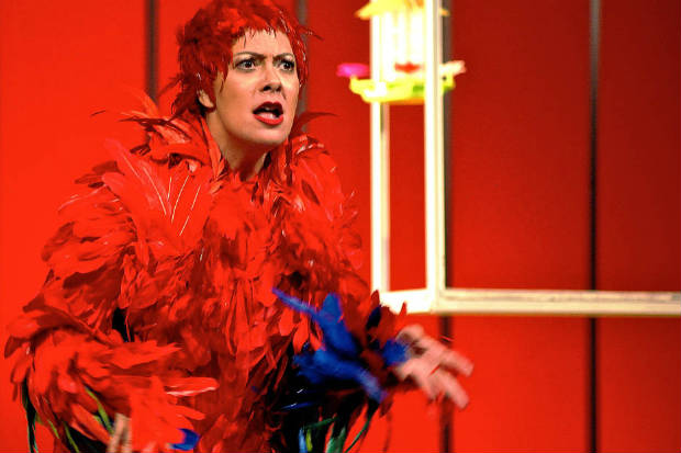 A atriz Fabula Nascimento interpreta uma arara vermelha revoltada com um Poodle Queen em um pet shop. Crdito: Andr Gardenberg/Divulgao