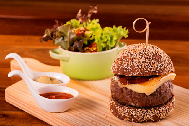 Hambúrguer australiano é um dos mais pedidos do Greenmix Mercado Saudável. Fotos: 4Com/Divulgação Hambúrguer australiano é um dos mais pedidos do Greenmix Mercado Saudável. Fotos: 4Com/Divulgação