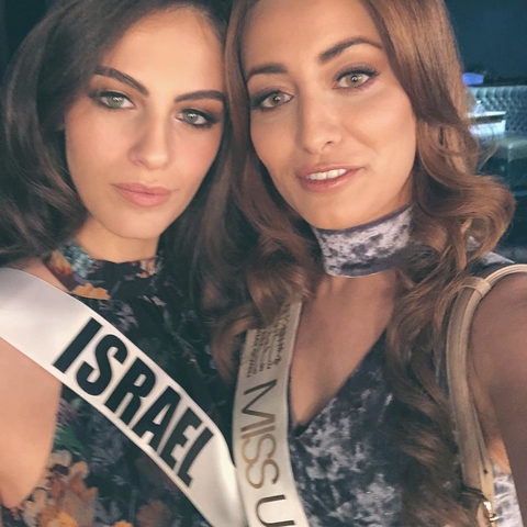 "Paz e amor" - diz em ingls a selfie da miss Iraque Sarah Idan com a miss Israel Adar Gandelsman. Foto: Reproduo/Internet 