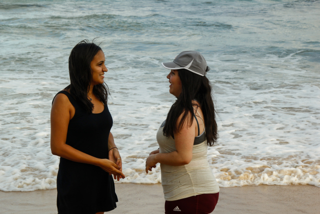 Mesmo morando perto da praia, as estudantes Isadora Melo, 18, e Mariana Albuquerque, 14, evitam o mar em Boa Viagem. Foto: Shilton Arajo/Esp.DP.