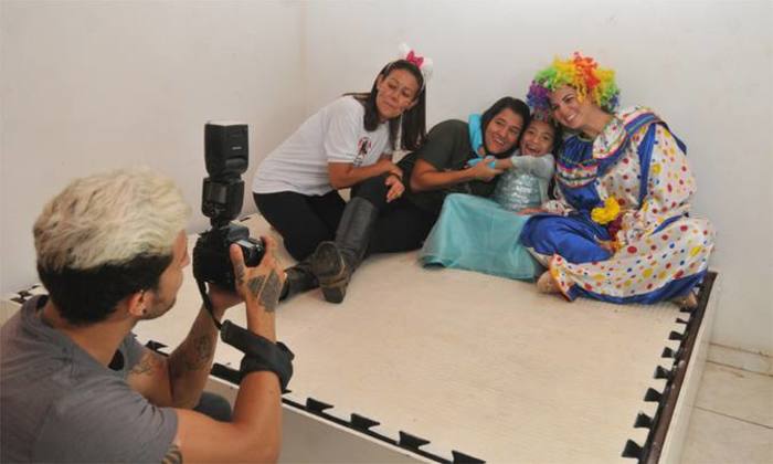 A pequena Emanuele Vitria, em pose com Fbiola Alves, Juliana Starling e a sargento Nayana no Cercat: dia de princesa. Foto: Jair Amaral/EM/DA Press