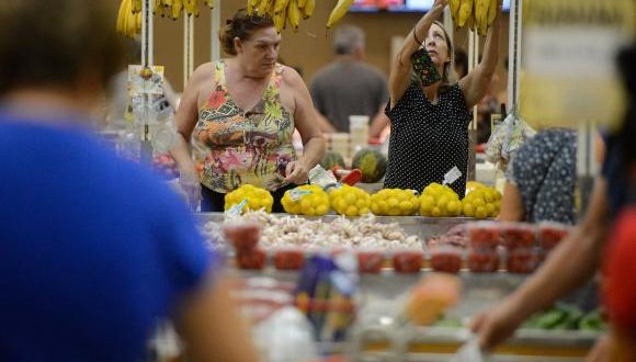 Os gastos com os alimentos para consumo no domiclio caram 0,45% em novembro. Foto: Arquivo/Agncia Brasil 
