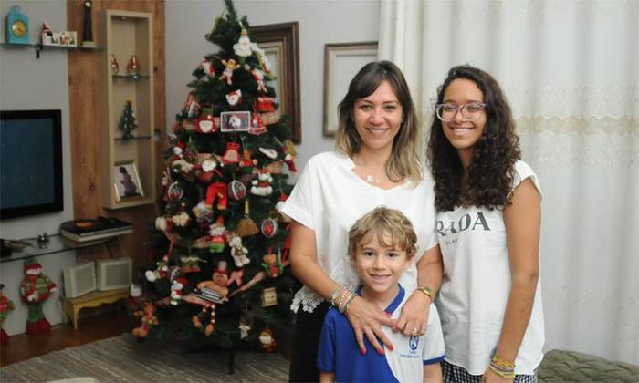 Sabrina, com os filhos Nathan e Sophia, diante da nova rvore de Natal: opo por produto no inflamvel
foto: Tlio Santos/EM/DA Press