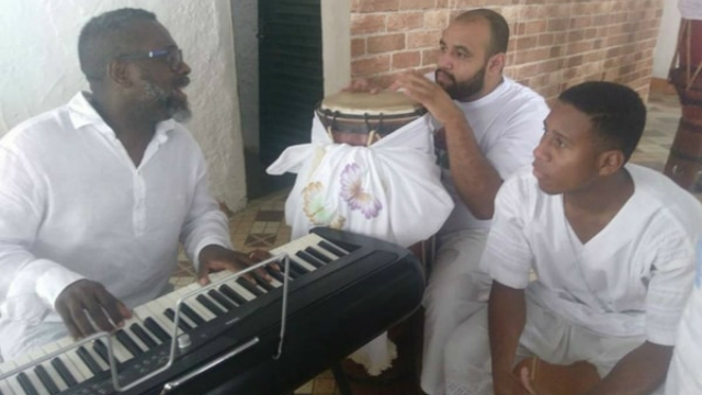 O evanglico cantou canes ao lado de msicos da religio afro. Foto: Instagram/Reproduo