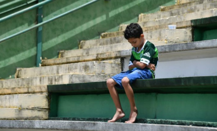 Foto de menino torcedor sentado em arquibancada do estdio da Chapecoense viralizou na web. Foto: Nelson Almeida/AFP 