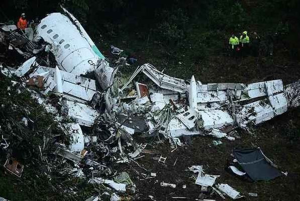 Imagens dos destroos da aeronave da LaMia: mais de 70 mortos. Foto: Raul Arboleta/AFP 