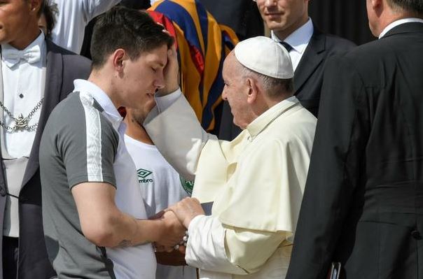 O Papa Francisco com os jogadores do Chapecoense Alan Ruschel (L) e Jackson Raganar Follmann durante a cerimnia geral na Praa de So Pedro, no Vaticano.