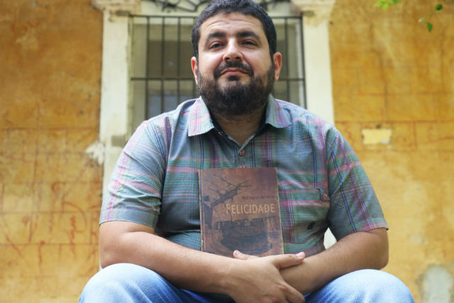 Escritor lana o livro Felicidade. Foto: Gabriel Melo/DP