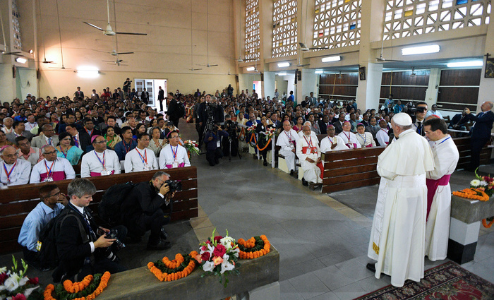Lder religioso fala durante visita a Catedral em Dhaka. Foto: AFP PHOTO / OSSERVATORE ROMANO