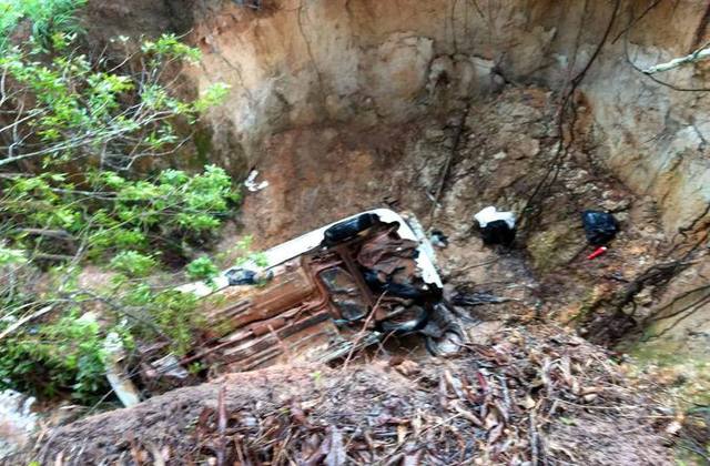 Segundo o Corpo de Bombeiros, o carro capotou e caiu em uma ribanceira. Foto: Corpo de Bombeiros/Divulgao