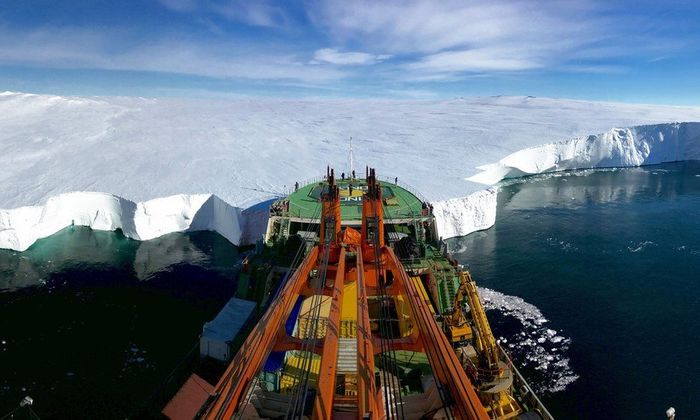 O registro de um navio de pesquisa russo foi a fotografia subcampe na categoria "Cincia da Terra e Climatologia". Foto: Giuseppe Suaria.
