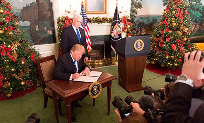 O presidente Donald Trump, acompanhado pelo vice-presidente Mike Pence, assina observaes sobre a deciso da Administrao de reconhecer Jerusalm como a Capital de Israel, na Casa Branca. Foto: Shealah Craighead/White House
