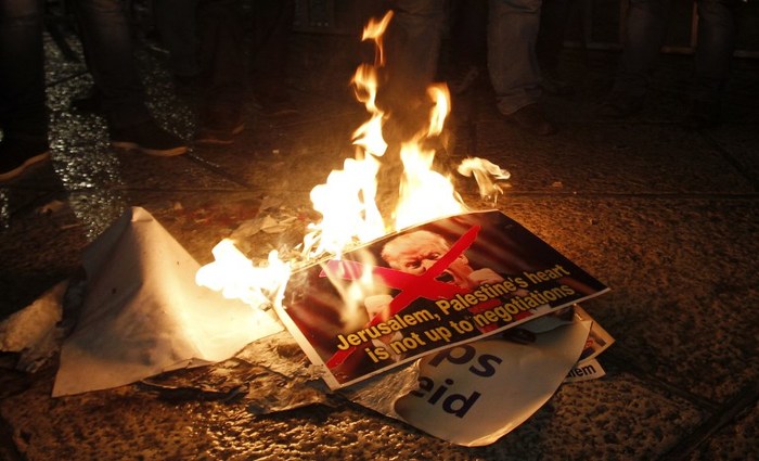 A deciso de Trump gerou inmeros protestos na palestina, onde fotos dele e bandeiras dos EUA e Israel foram queimadas. Foto: Musa Al Shaer/AFP (Foto: Musa Al Shaer/AFP)
