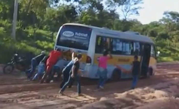 Ônibus escolar superlotado, com 74 crianças, é parado pela PM no