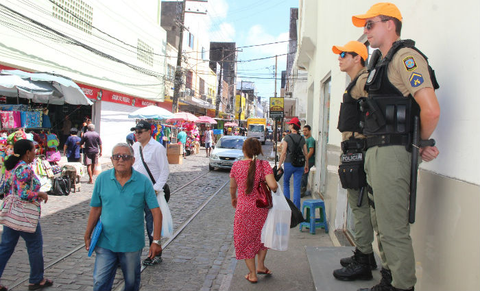 Mais 3.812 PMs vão reforçar policiamento no comércio no final do ...