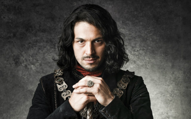 Romulo interpreta o príncipe Afonso, do reino de Montemor, par romântico de Bruna Marquezine. Foto: Gshow/Reprodução Romulo interpreta o príncipe Afonso, do reino de Montemor, par romântico de Bruna Marquezine. Foto: Gshow/Reprodução