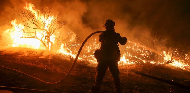 Bombeiro combate incndio na Califrnia. Foto: Ringo Chiu/ AFP