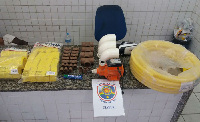 Com os suspeitos foram encontrados vrios objetos furtados de uma casa da Avenida Sigismundo Gonalves, Stio Histrico de Olinda. Foto: PM/ Divulgao