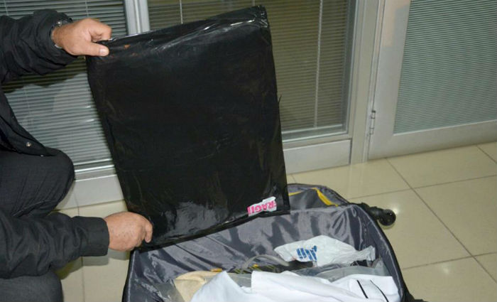 Em um fundo falso da bagagem um pacote retangular continha 2,7 Kg de cocana. Foto: PF/ Divulgao
