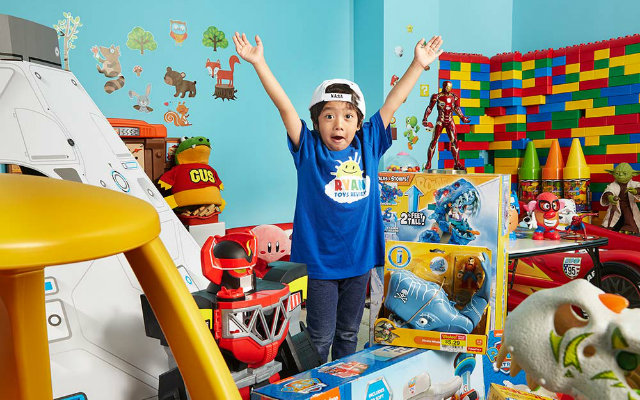 Ryan faz avaliaes e 'unboxing' de novos brinquedos  que recebe. Foto: Guiness World Records/Divulgao 