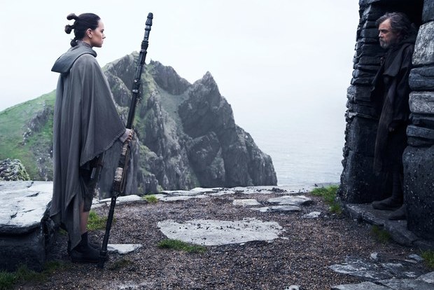 Encontro entre Rey (Daisy Ridley) e Luke Skywalker (Mark Hamill), visto brevemente em O Despertar da Fora, ser finalmente apresentado. Foto: Lucasfilm/Divulgao  