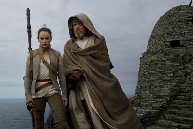  (Rey (Daisy Ridley)  a poderosa aprendiz, enquanto Luke Skywalker (Mark Hamill) se mostra um mestre reticente. Foto: Lucasfilm/Divulgao )