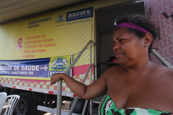 Rosemary, de 50 anos, aproveitou que j tem idade para ter direito ao exame de mamografia e realizou no Recife de corao nos bairros. Foto: Roberto Ramos/DP