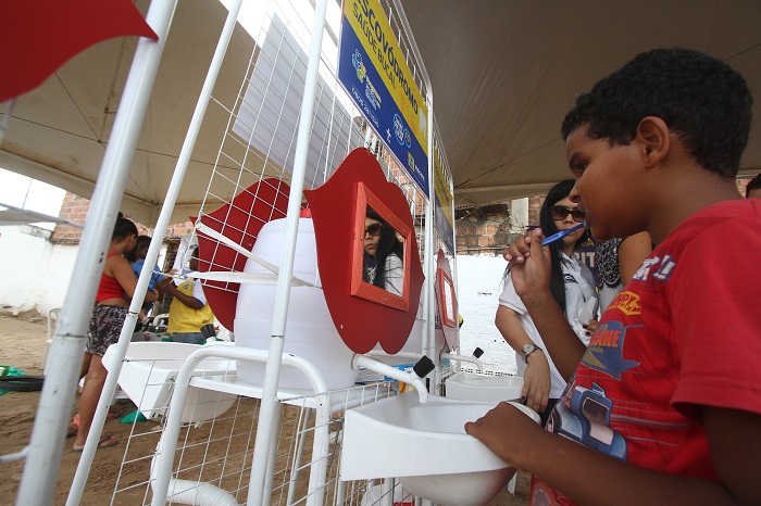 Vitor aproveitou o escovdromo para praticar as orientaes de higiene bucal. Foto: Roberto Ramos/DP