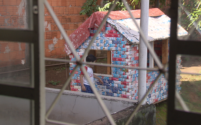 Casinha de brinquedo feita de material reciclvel em terreno em Sobradinho, no Distrito Federal - Foto: TV Globo/Reproduo
