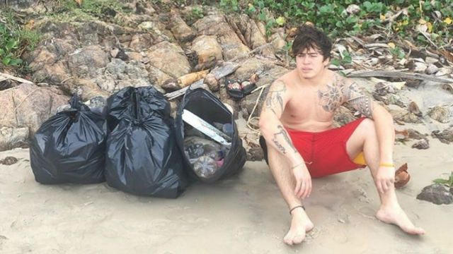 Youtuber publicou uma foto ao lado dos sacos de lixo que recolheu na praia. Foto: Intagram/Reproduo