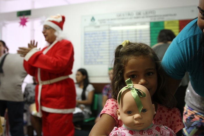 A pequena Geuza ganhou uma companheira para o tempo de espera durante o atendimento. Foto: Julio Jacobina/DP (A pequena Geuza ganhou uma companheira para o tempo de espera durante o atendimento. Foto: Julio Jacobina/DP) A pequena Geuza ganhou uma companheira para o tempo de espera durante o atendimento. Foto: Julio Jacobina/DP (A pequena Geuza ganhou uma companheira para o tempo de espera durante o atendimento. Foto: Julio Jacobina/DP)