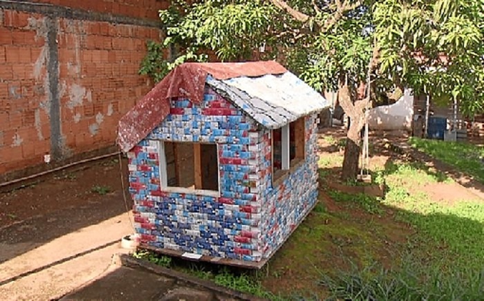 Casa de brinquedo erguida por famlia na regio de Sobradinho: tcnicos foram ao local verificar reclamao. Foto: Reproduo/TV Globo