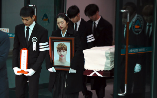 Irm de Kim e outros artistas levaram caixo. Foto: Yeon Je Jung/AFP