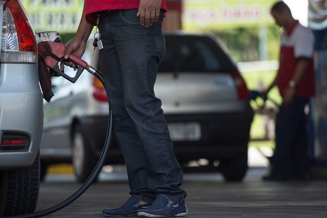 A gasolina sobe 1,1% e o diesel 0,4%, a partir de amanh. Foto: Marcelo Camargo/Agncia Brasil 