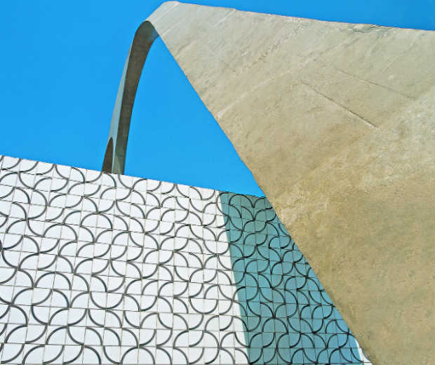 Mural de Athos Bulco no Sambdromo, com azulejaria e geometria circular. Crdito: Fundao Athos Bulco/Divlugao
