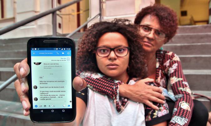 Mariana exibe, ao lado da me, as mensagens que foram enviadas pelo conselheiro tutelar. Foto: Fernando Priamo/Tribuna de Minas