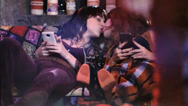 Atual temporada do folhetim juvenil foi marcada por alguns beijos entre pessoas do mesmo sexo. Foto: Globo/Reprodução Atual temporada do folhetim juvenil foi marcada por alguns beijos entre pessoas do mesmo sexo. Foto: Globo/Reprodução