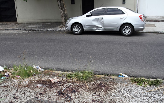 Fernando Cavalcanti Ribeiro foi assassinado, por volta das 8h, na calçada de casa. Foto: Julio Jacobina/DP (Fernando Cavalcanti Ribeiro foi assassinado, por volta das 8h, na calçada de casa. Foto: Julio Jacobina/DP) Fernando Cavalcanti Ribeiro foi assassinado, por volta das 8h, na calçada de casa. Foto: Julio Jacobina/DP (Fernando Cavalcanti Ribeiro foi assassinado, por volta das 8h, na calçada de casa. Foto: Julio Jacobina/DP)